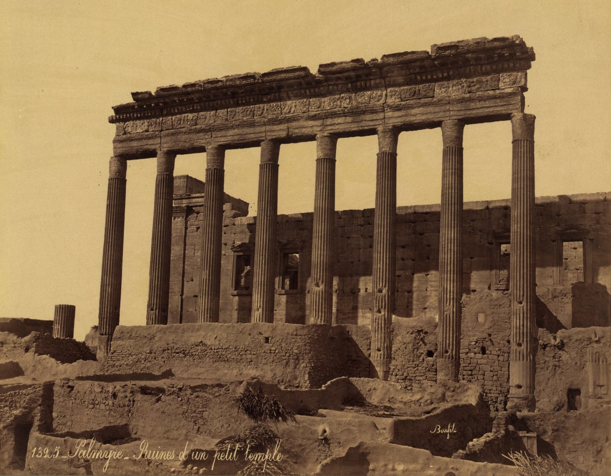 Ubundet søylegang foran et tempel i Palmyra, Syria av Félix Bonfils