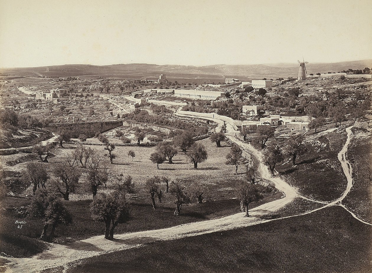 Dallandskap med vindmølle og olivenlunder av Félix Bonfils