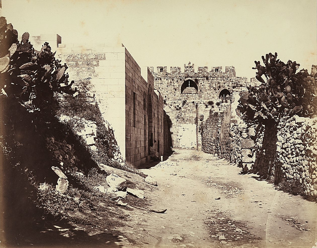 Utsikt over en del av bymurene og huset til Saint Anne, i Jerusalem av Félix Bonfils