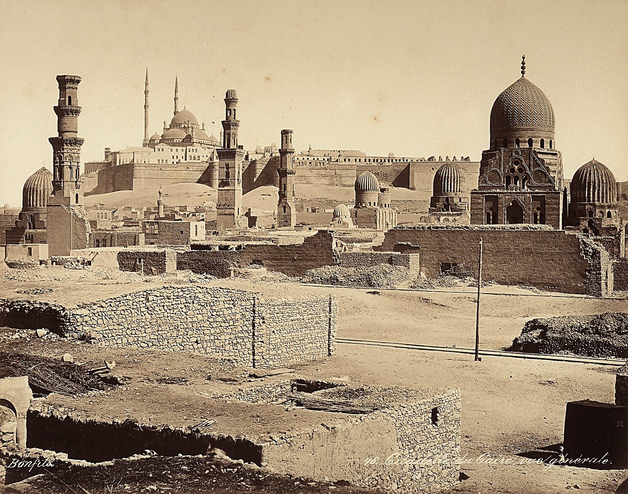 Utsikt over citadellet med mange gamle monumenter og funn, i Kairo, Egypt av Félix Bonfils