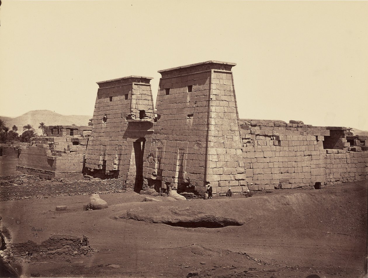 Oversikt over Ramses IIIs tempel, Karnak, Theben av Félix Bonfils