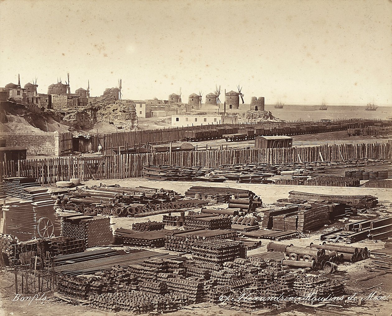 Hage for byggematerialer, vindmøller er i bakgrunnen, i Alexandria, Egypt av Félix Bonfils