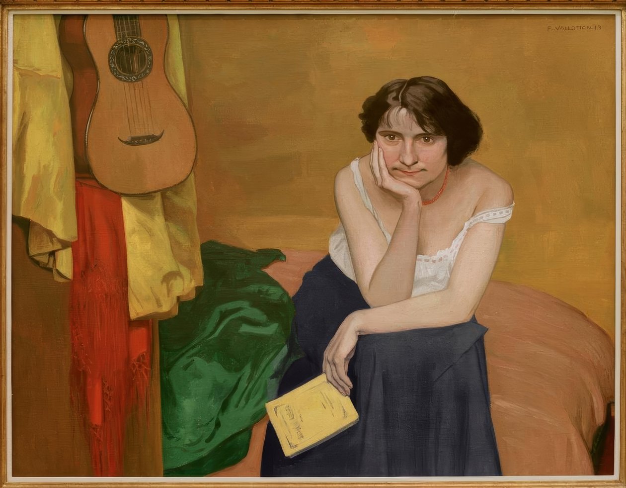 Brunett kvinne sitter frontalt, med gitar av Felix Edouard Vallotton