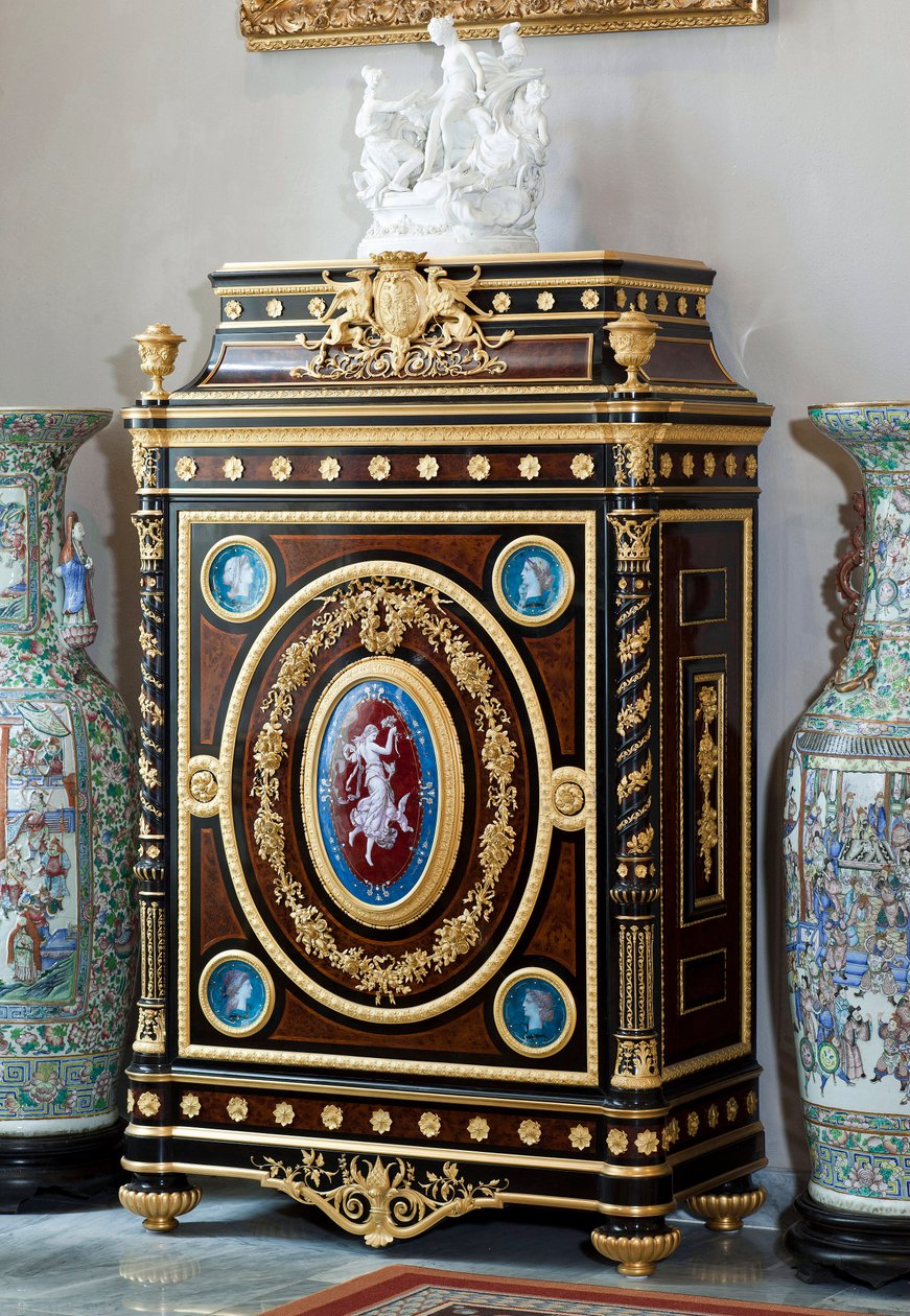 Møbler dekorerer våpenskjoldet til Brignole Sale-familien av ebenisten Guillaume Grohe (1808-1885) basert på en tegning av Felix Duban (1798-1870). Leilighetene til Maria Brignole Sale De Ferrari, hertuginne av Galliera (1811-1888), møblene kommer fr av Felix Louis Jacques Duban