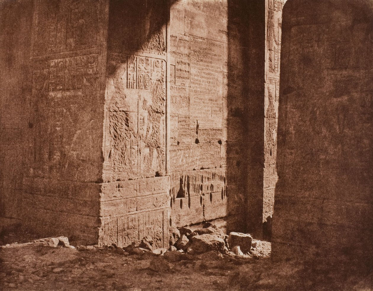 Første pylon - fransk inskripsjon skåret på den østlige forfanget ved punkt H, øya Fila (Philae) av Félix Teynard