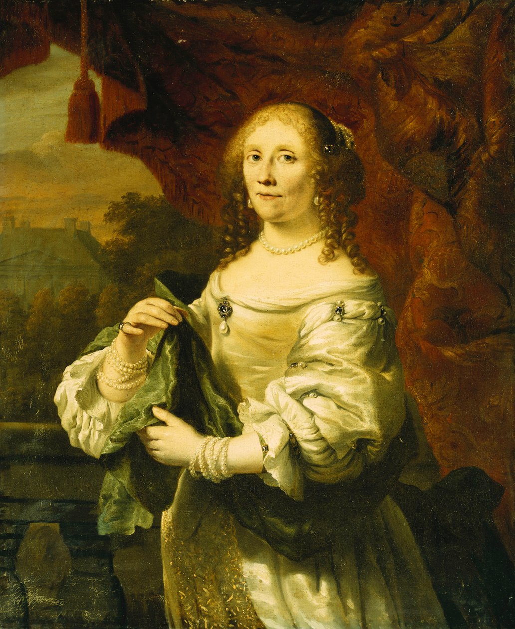 Portrett av en dame, stående i trekvart lengde, iført en hvit satengkjole drapert med et grønt sjal foran et rødt gardin på en balkong, et landskap bortenfor, av Ferdinand Bol