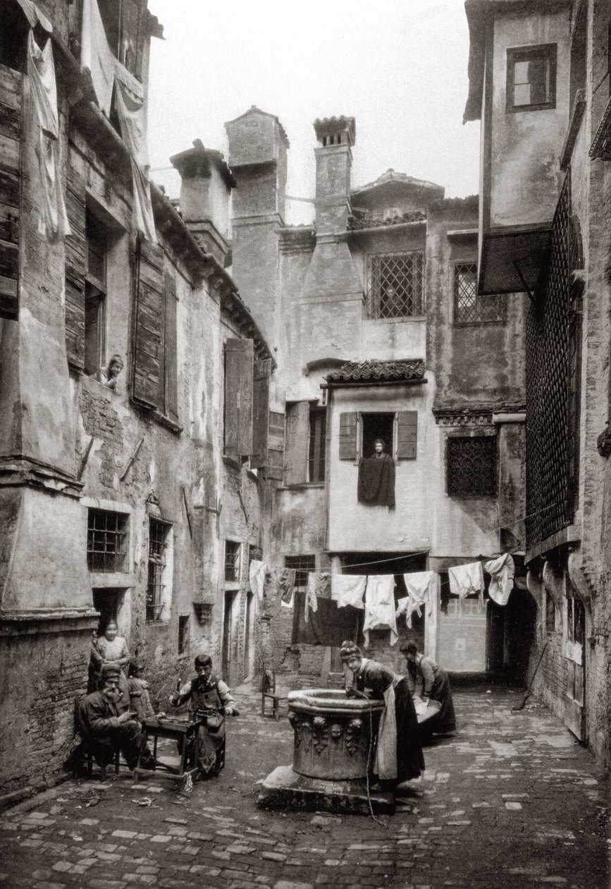 En gårdsplass omgitt av bygninger i Venezia, ca. 1880 av Ferdinando Ongania