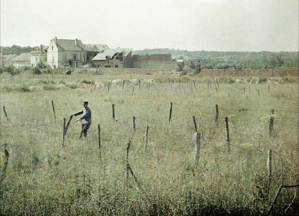 En fransk offiser inspiserer piggtråden rundt franske stillinger, Soissons, Aisne, Frankrike, 1917 (autokrom) av Fernand Cuville