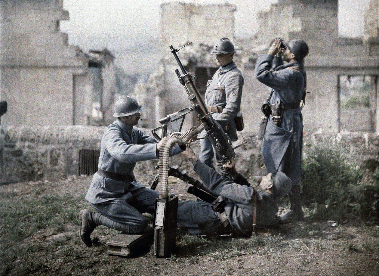 En fransk del av maskingeværere har tatt stilling i ruinene under slaget ved Aisne, Frankrike, 1917 (autokrom) av Fernand Cuville