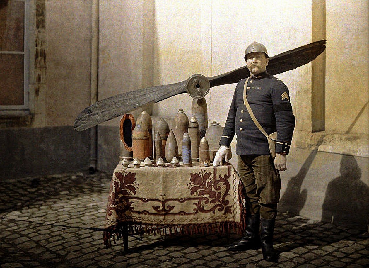 En fransk soldat ved siden av et bord med tyske granater og en flypropell, Reims, Marne, 1917 (autokrom) av Fernand Cuville