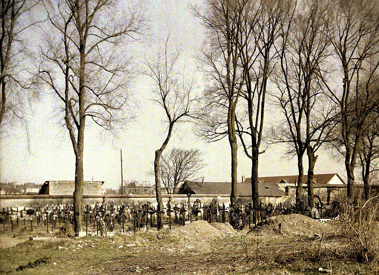 En kirkegård med nye graver, Reims, Marne, Frankrike, 1917 (autokrom) av Fernand Cuville