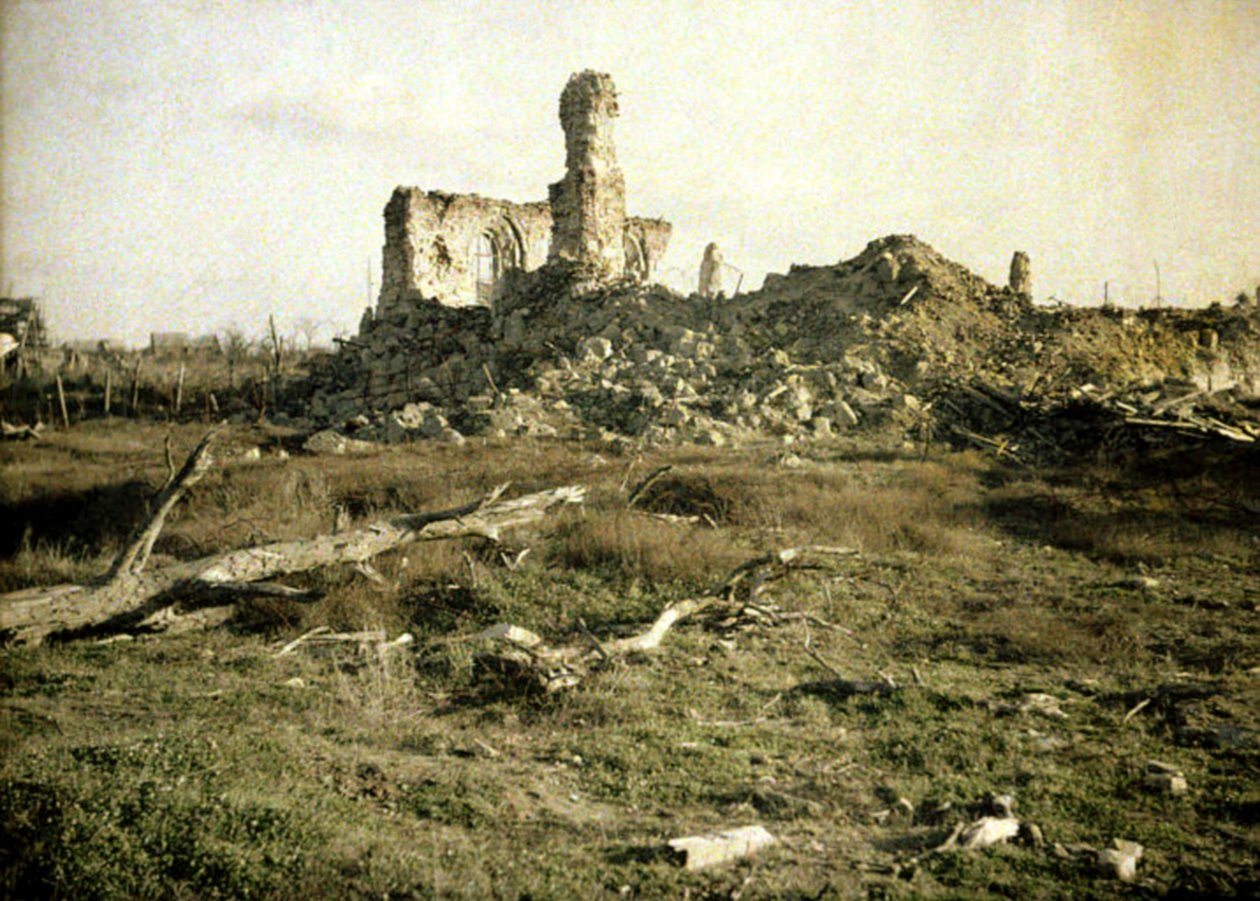 En kirke skadet under krigen, Chaulnes, Somme, Frankrike, 1917 (autokrom) av Fernand Cuville