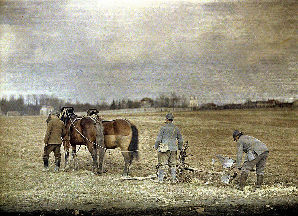 En bonde og to franske soldater som pløyer med to hester, Marne, Frankrike, 1917 (autokrom) av Fernand Cuville