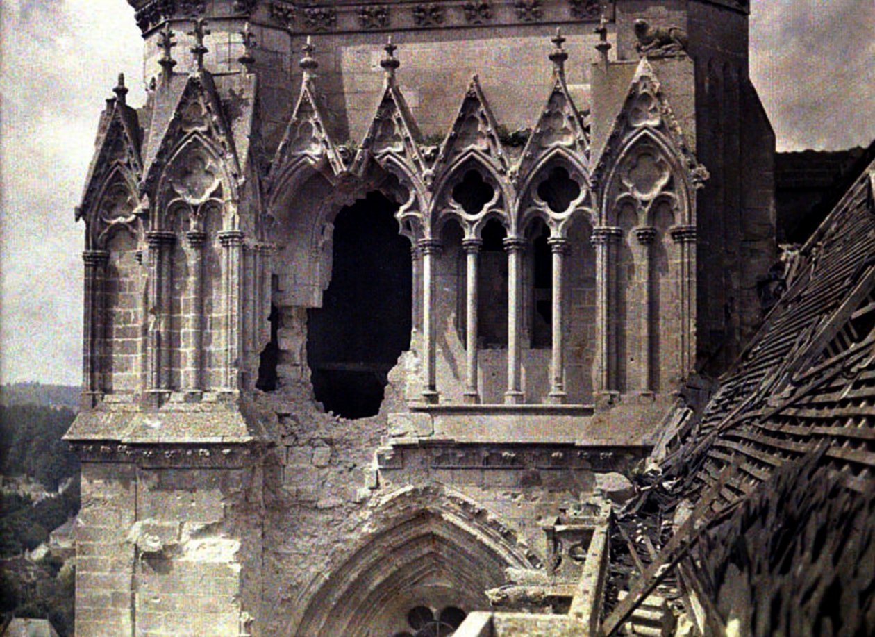 Bombeskader på Cathedrale Saint-Gervais-et-Saint-Protais, Soissons, Aisne, Frankrike, 1917 (autokrom) av Fernand Cuville