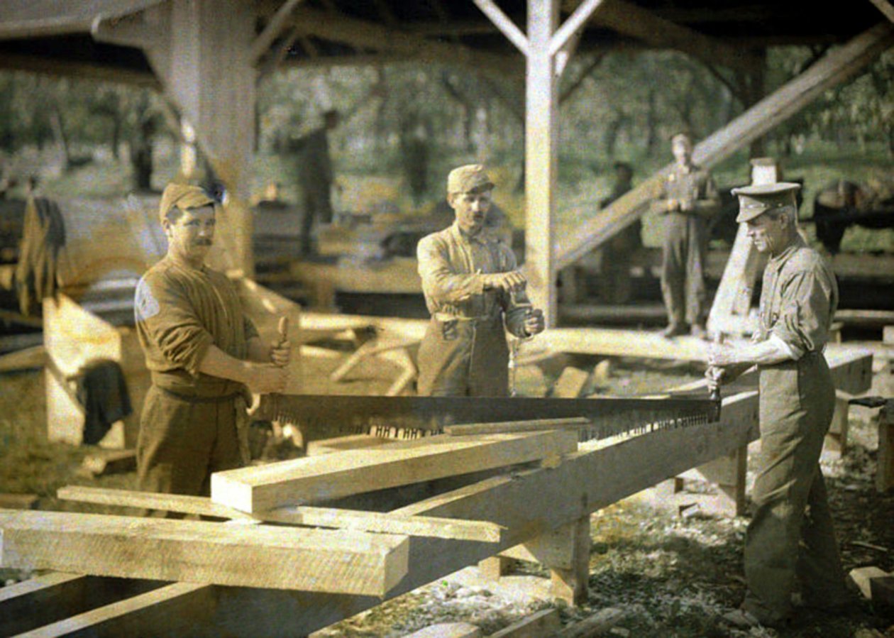 Kanadiske soldater som jobber i et sagbruk, Quesmy, Oise, Frankrike, 1917 (autokrom) av Fernand Cuville
