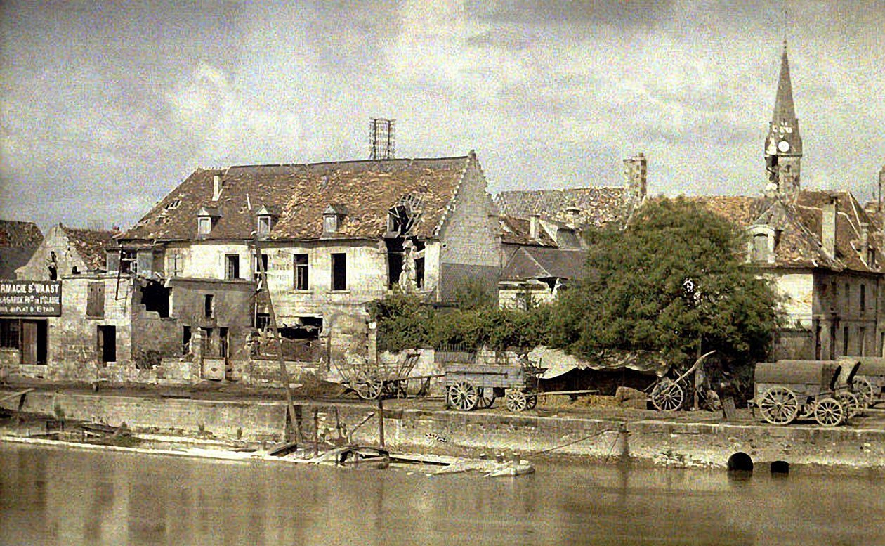Vogner langs bredden av Aisne, kirken Saint-Waast i bakgrunnen, Soissons, 1917 (autokrom) av Fernand Cuville