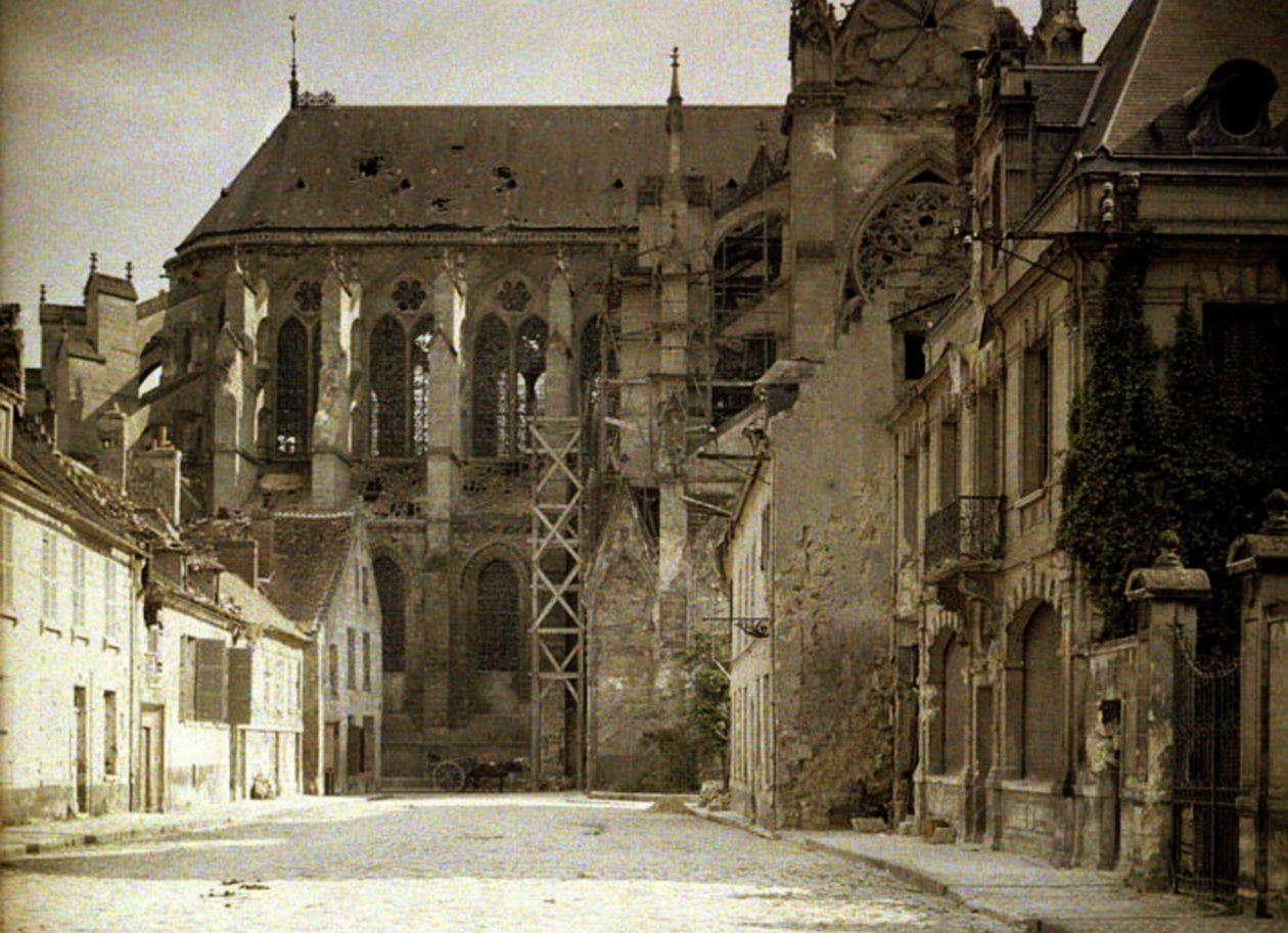 Cathedrale Saint-Gervaise-et-Saint-Protais, startet i 1180 og alvorlig skadet under krigen, Soissons, Aisne, Frankrike, 1917 (autokrom) av Fernand Cuville