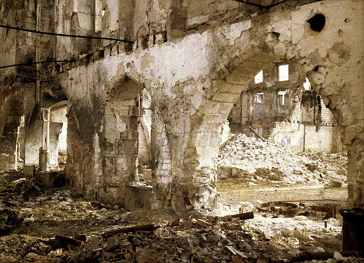 Cloister of the Convent of the Cordeliers, Reims, Marne, Frankrike, 1917 (autokrom) av Fernand Cuville