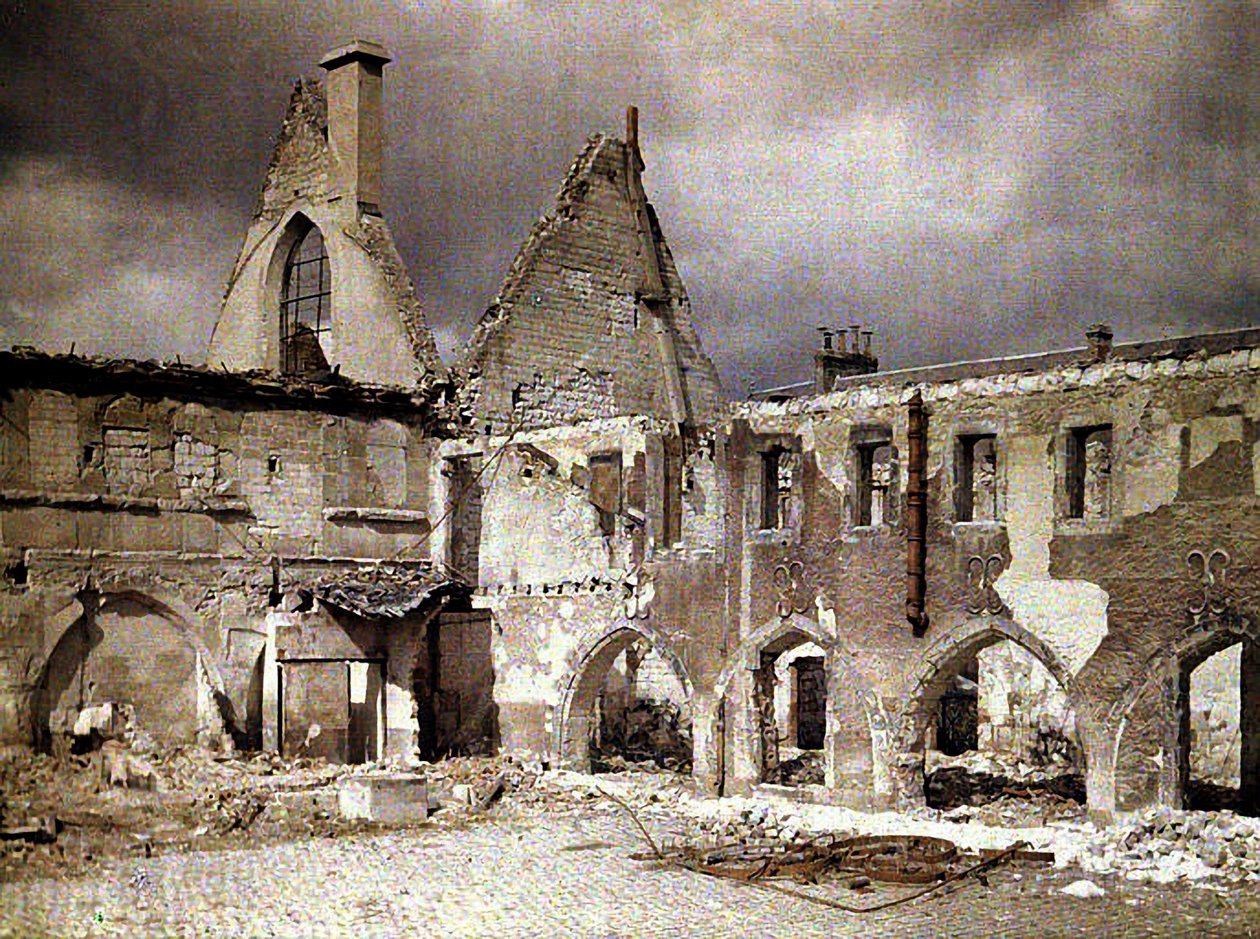 Cloister of the Convent of the Cordeliers, Reims, Marne, Frankrike, 1917 (autokrom) av Fernand Cuville