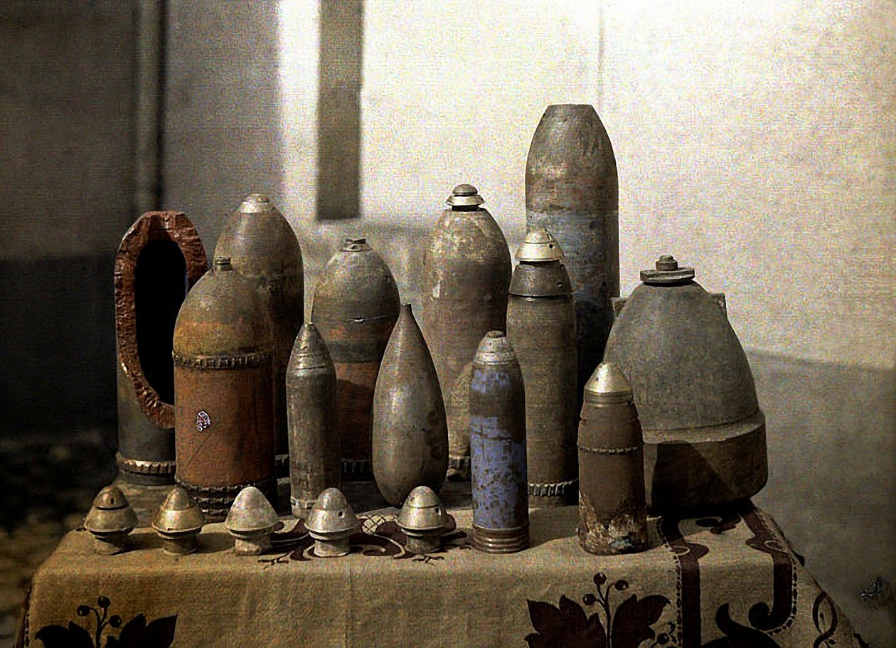 Samling av ueksploderte tyske skjell, Reims, Marne, Frankrike, 1917 (autokrom) av Fernand Cuville