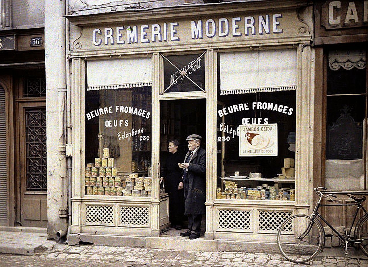 Par på dørstokken til Le Foll meieri, Reims, Marne, Frankrike, 1917 (autokrom) av Fernand Cuville