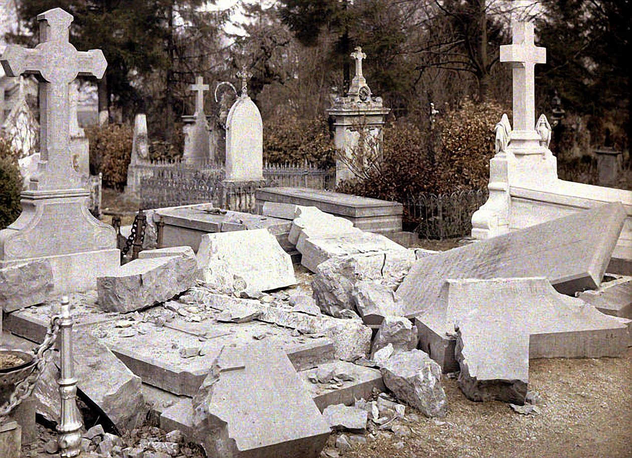 Skadede graver på den nordlige kirkegården, Reims, Marne, Frankrike, 1917 (autokrom) av Fernand Cuville