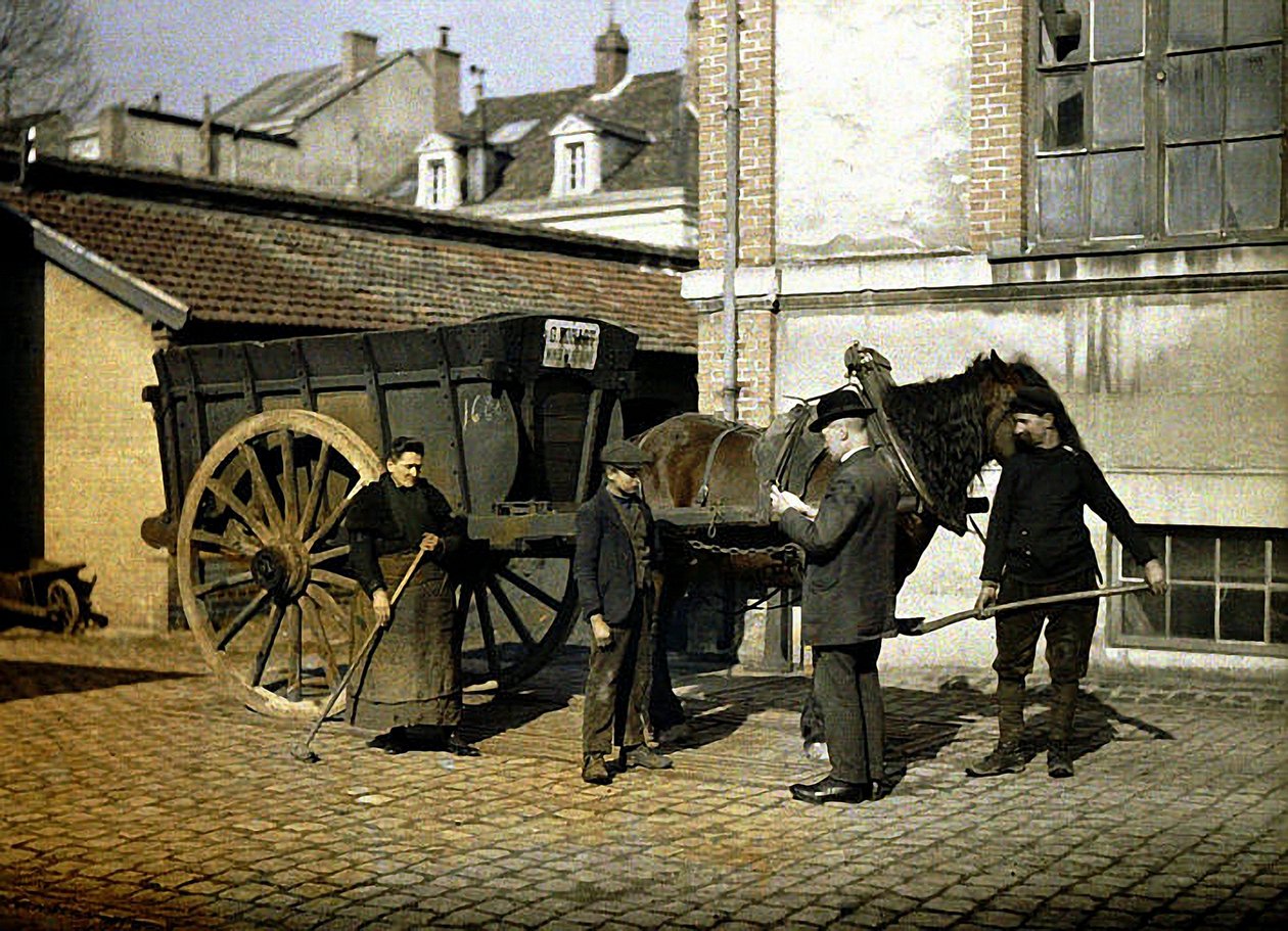 Ansatte i Maison Rohart med hest og kjerre, Reims, Marne, Frankrike, 1917 (autokrom) av Fernand Cuville