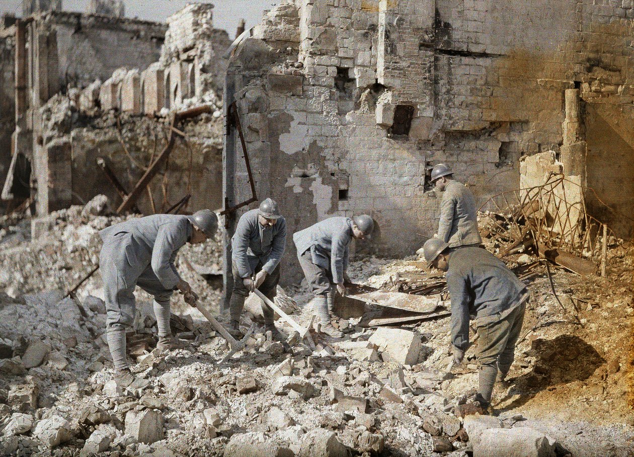 Fem franske soldater som rydder ruinene i Reims, som ble nesten 60 prosent ødelagt av tysk artilleri og luftangrep under første verdenskrig, 1917 (autokrom) av Fernand Cuville