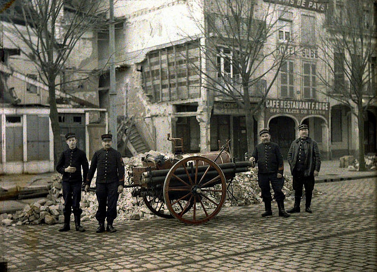 Fire brannmenn med utstyret deres, Reims, Marne, Frankrike, 1917 (autokrom) av Fernand Cuville