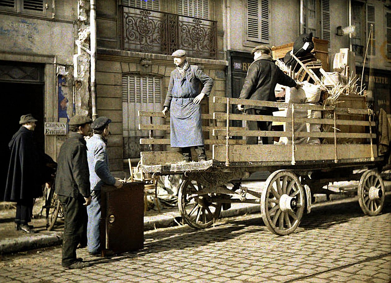 Fire arbeidere laster personlige eiendeler på en vogn, Reims, Marne, Frankrike, 1917 (autokrom) av Fernand Cuville