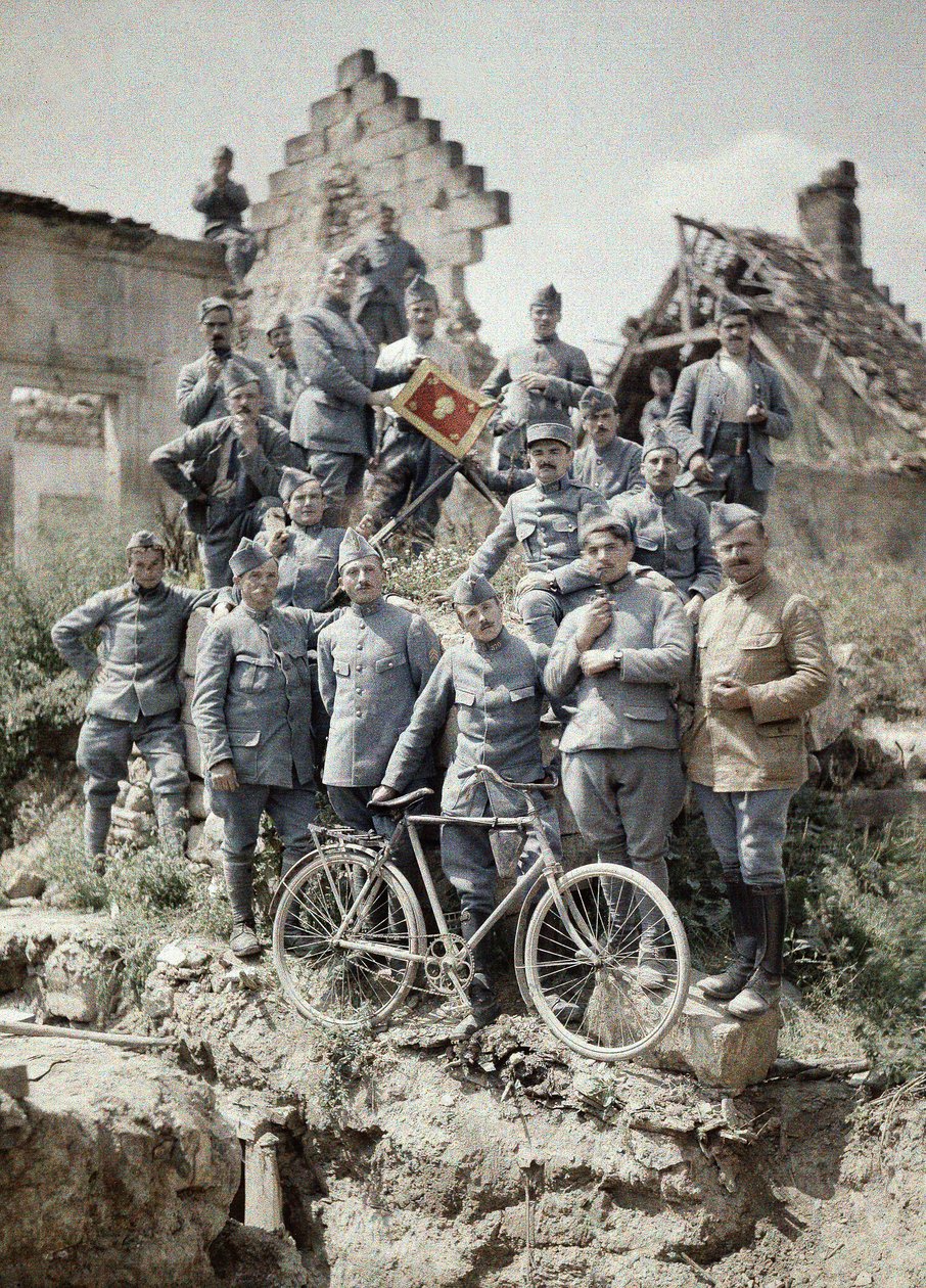 Franske offiserer fra det 370. infanteriregimentet poserer i ruinene etter angrepet av tyske tropper ved Chemin des Dames nær Reims under første verdenskrig, Aisne, Frankrike, 1917 (autokrom) av Fernand Cuville
