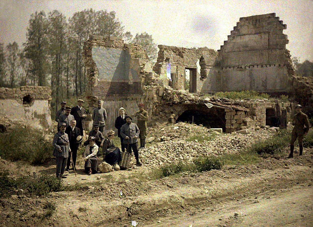 Franske soldater og skuespillere fra frontteateret poserer i ruinene, Vauxrezis, Aisne, Frankrike, 1917 (autokrom) av Fernand Cuville