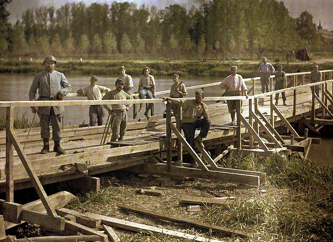 Franske soldater fra en spesialenhet som bygger en trebro over Aisne, Soissons, Frankrike, 1917 (autokrom) av Fernand Cuville