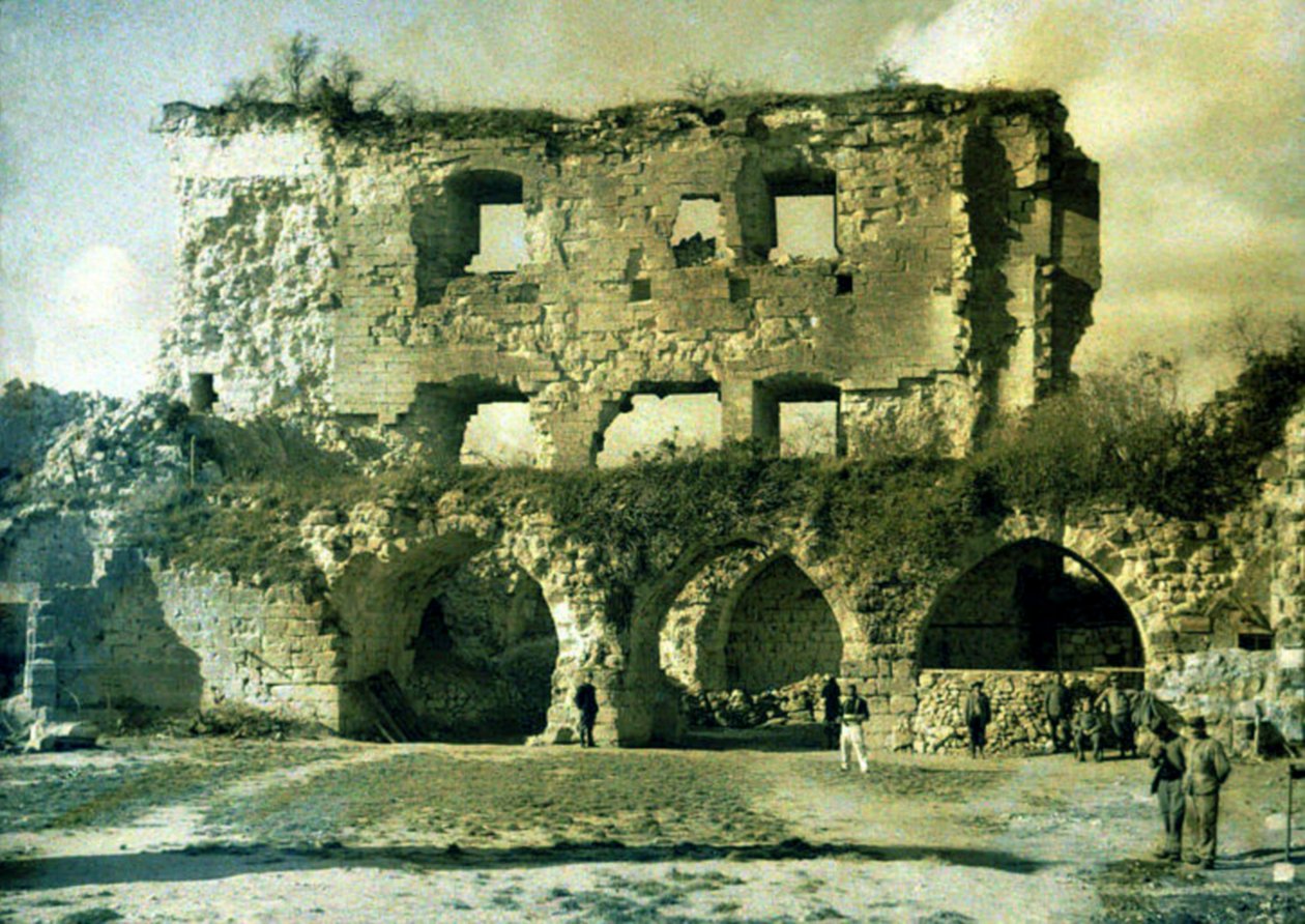 Franske soldater på gårdsplassen til et sterkt skadet slott sprengt av tyske soldater i 1917, Coucy-le-Chateau-Afrique, Aisne, Frankrike, 1918 (autokrom) av Fernand Cuville