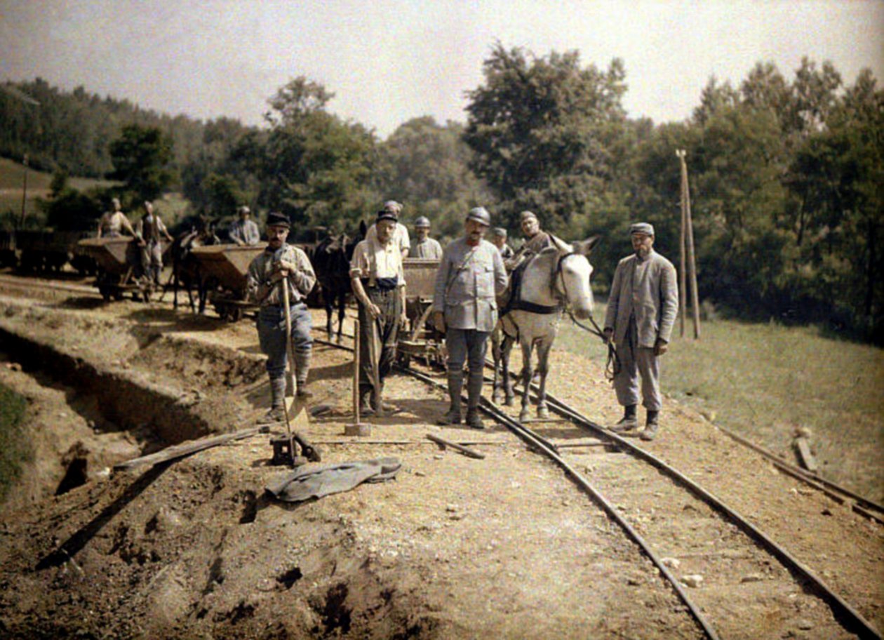 Franske soldater fra det 11. artilleriregiment installerer spor for en 600 mm (smal) jernbane, Soissons, Aisne, Frankrike, 1917 (autokrom) av Fernand Cuville