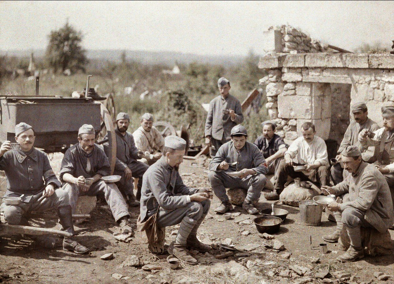 Franske soldater fra det 370. infanteriregimentet spiser suppe under slaget ved Aisne, Frankrike, 1917 (autokrom) av Fernand Cuville