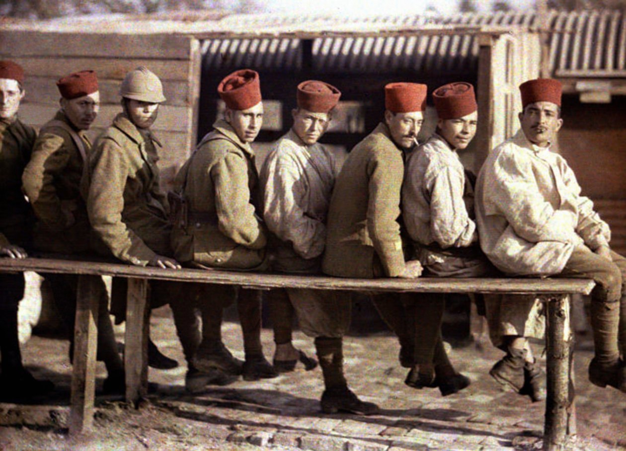 Gruppe algeriske soldater etter tilbaketrekningen av den tyske hæren, Noyon, Oise, Frankrike, 1917 (autokrom) av Fernand Cuville