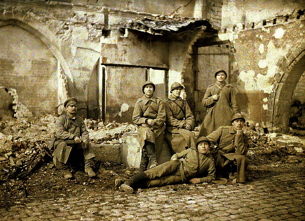 Gruppe russiske soldater i ruinene, Reims, Marne, Frankrike, 1917 (autokrom) av Fernand Cuville