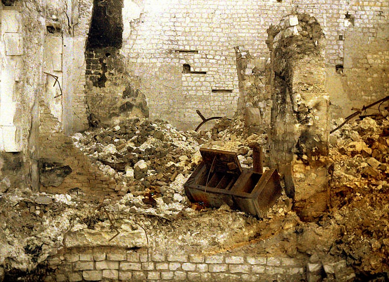 Interiør i et bombet hus, Reims, Marne, Frankrike, 1917 (autokrom) av Fernand Cuville