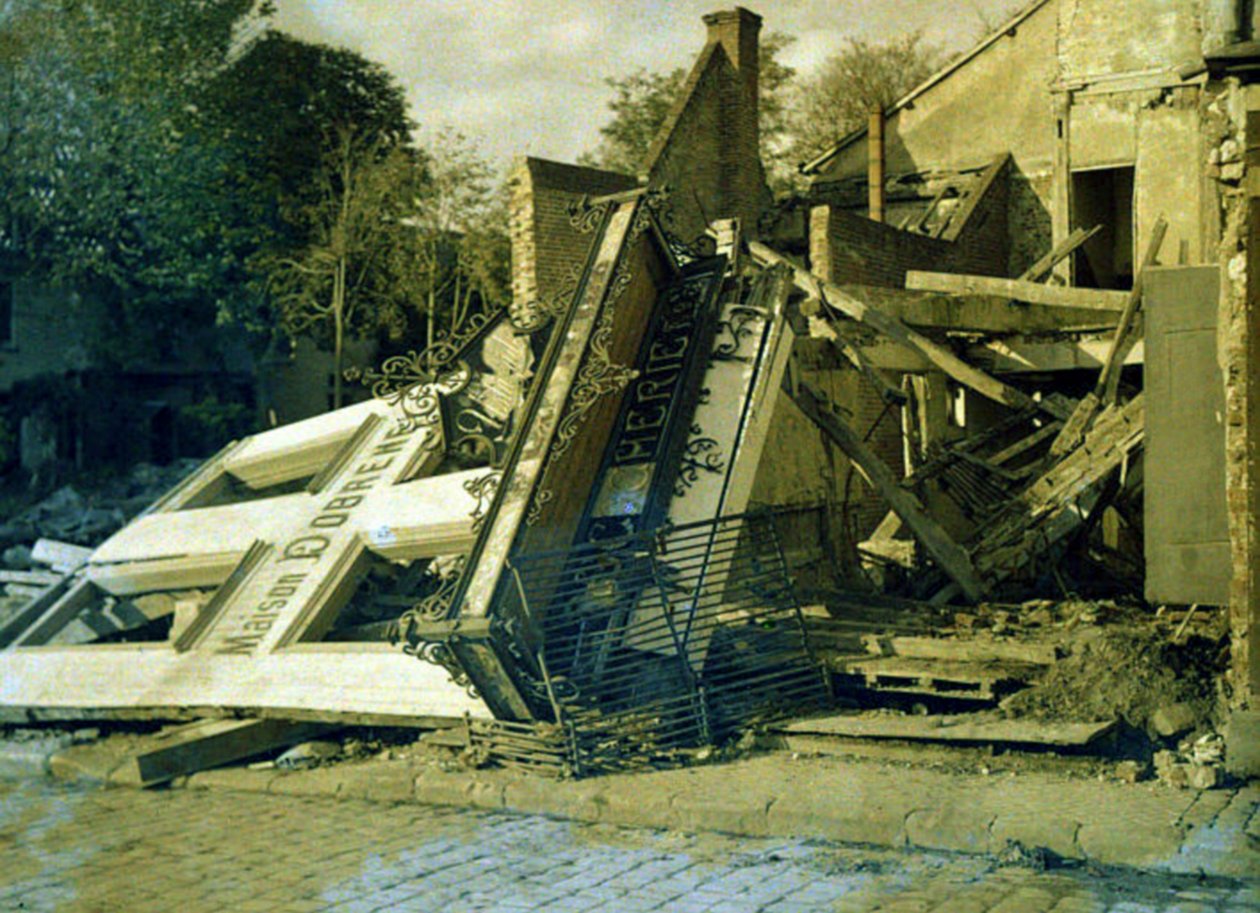 Maison Dobreme - ruinene av bygningen med Boucherie Dobreme, Roye, Somme, Frankrike, 17. mars 1917 (autokrom) av Fernand Cuville