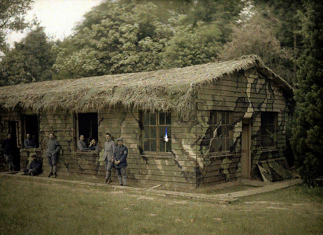 Ni franske soldater ved en trebygning med militær kamuflasje, Soissons, Aisne, Frankrike, 1917 (autokrom) av Fernand Cuville