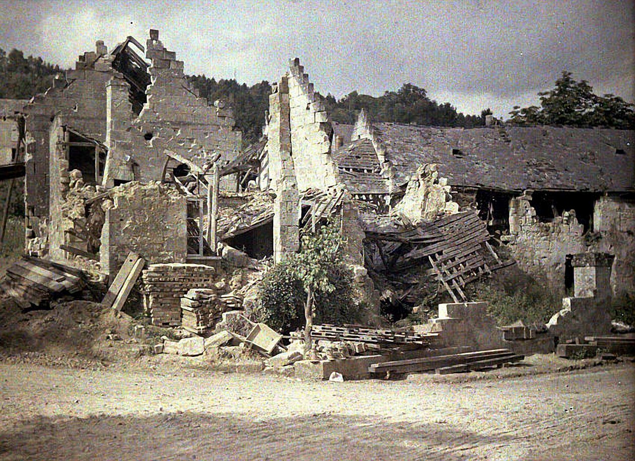 Ødelagte hus, Pommiers, Aisne, Frankrike, 1917 (autokrom) av Fernand Cuville