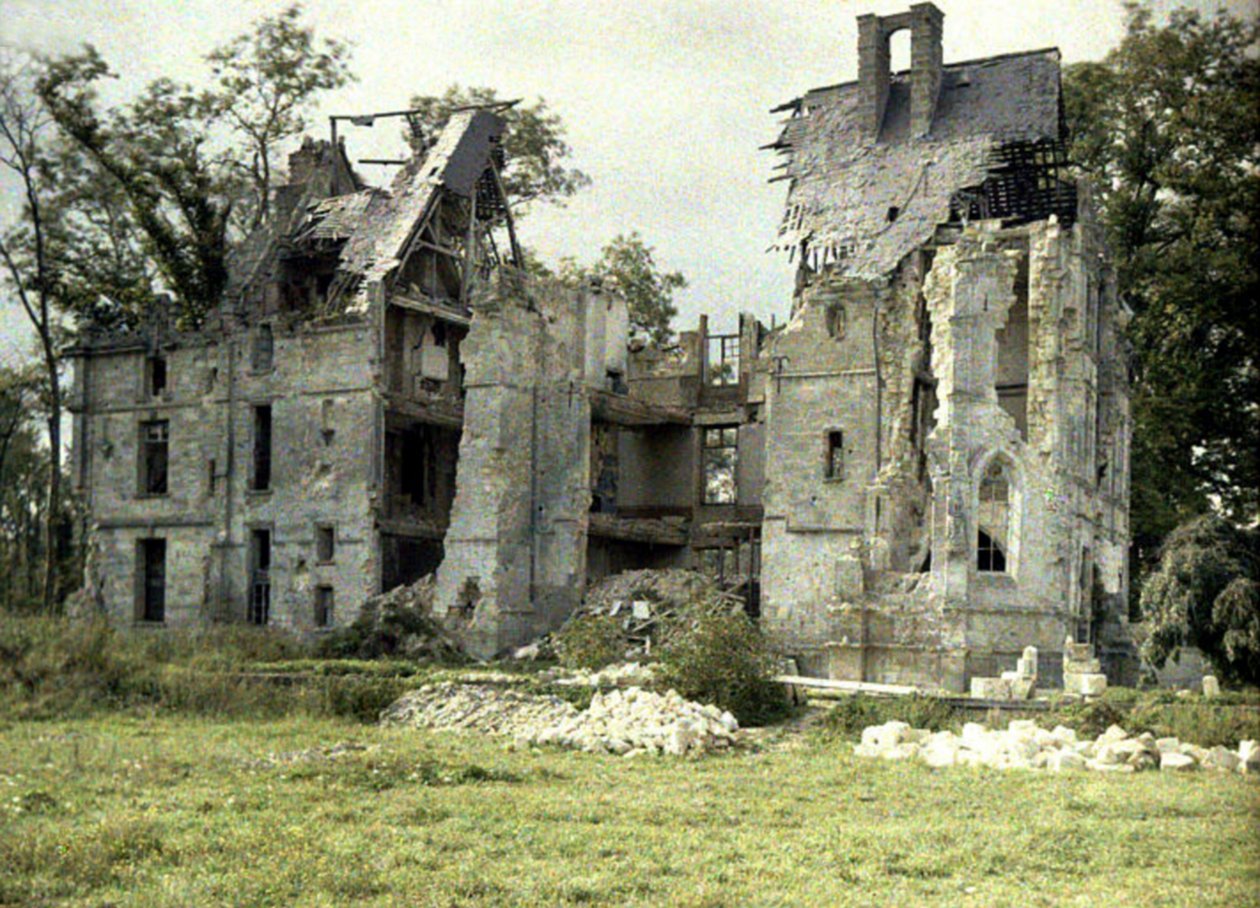 Ruinene av Chateau Plessis etter tyskernes retrett, Noyon, Oise, Frankrike, 1917 (autokrom) av Fernand Cuville