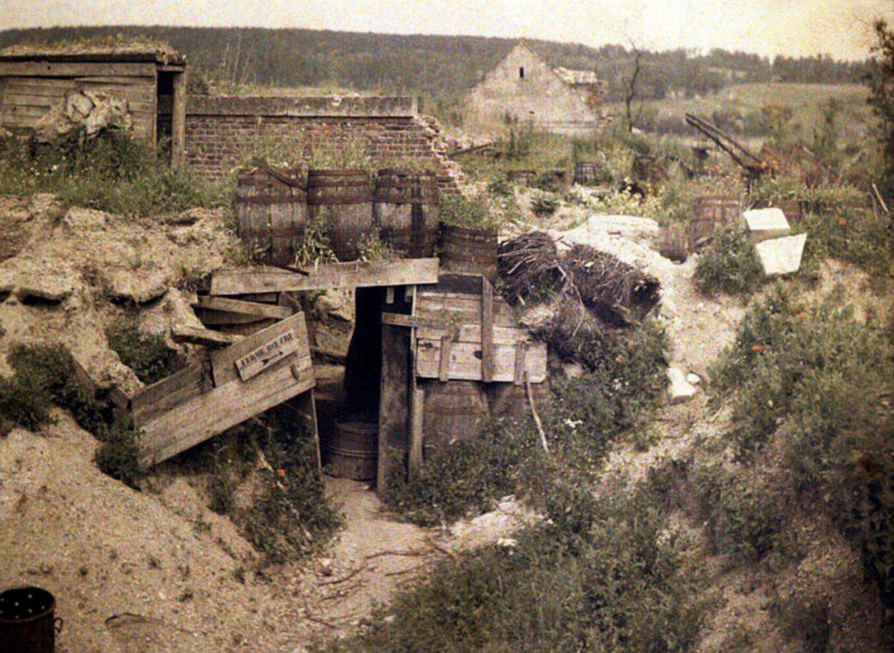 Tilfluktsrom på Boevre-gården, Soissons, Aisne, Frankrike, 1917 (autokrom) av Fernand Cuville