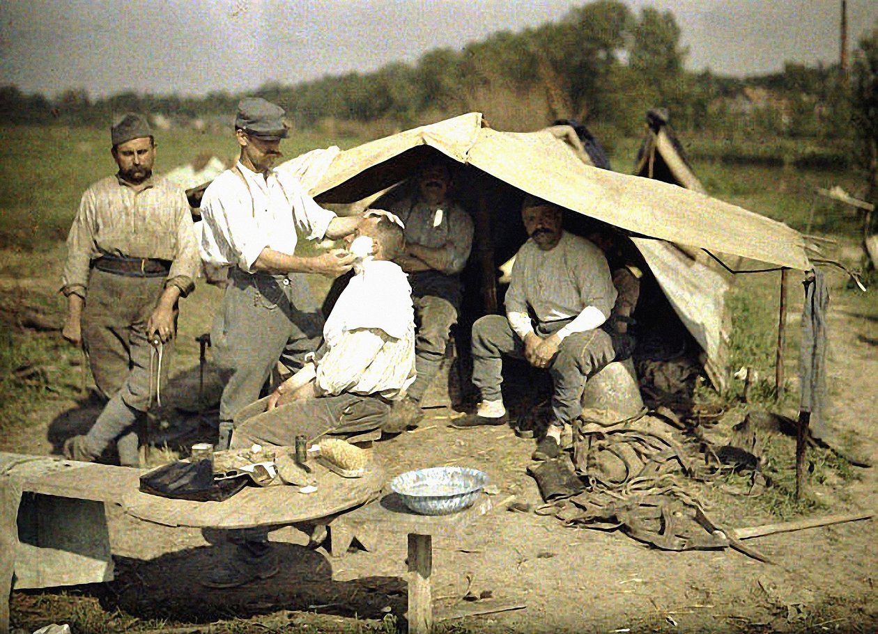 Soldat blir barbert av en frisør i et fransk militærleir, Soissons, Aisne, Frankrike, 1917 (autokrom) av Fernand Cuville