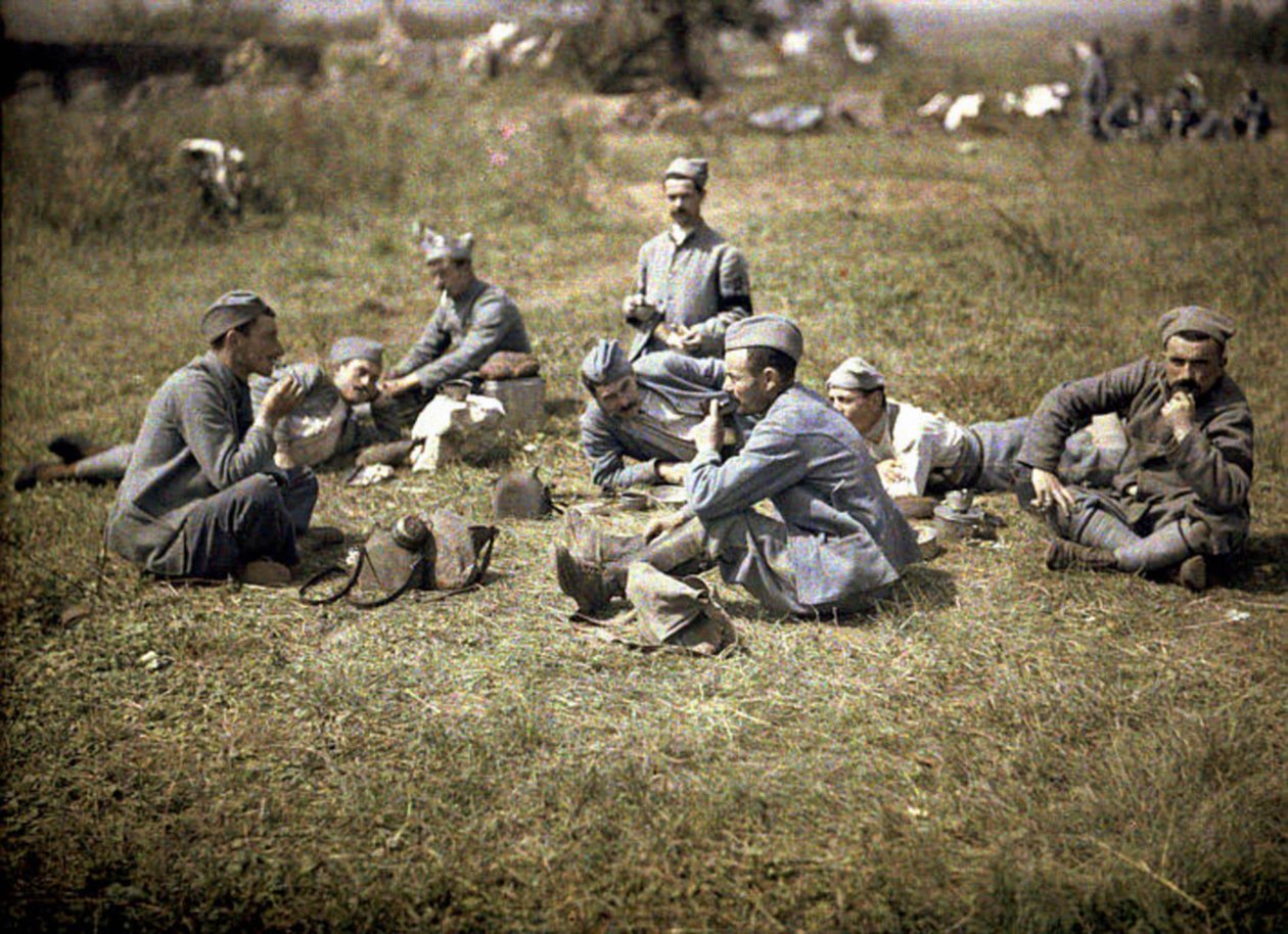Soldater hviler etter et måltid, Aisne, Frankrike, 1917 (autokrom) av Fernand Cuville