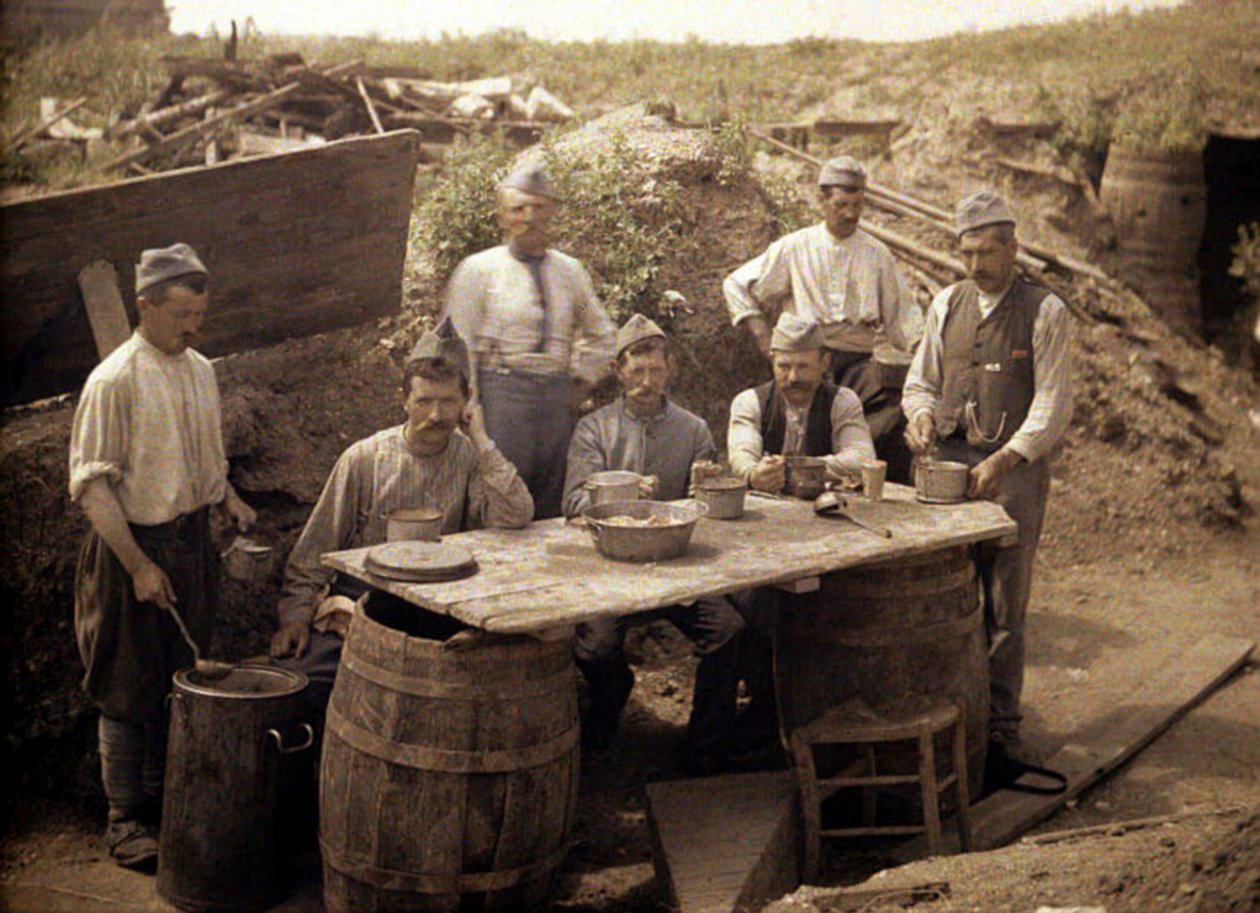 Suppedistribusjon i de franske skyttergravene bak på fronten, Soissons, Aisne, Frankrike, 1917 (autokrom) av Fernand Cuville