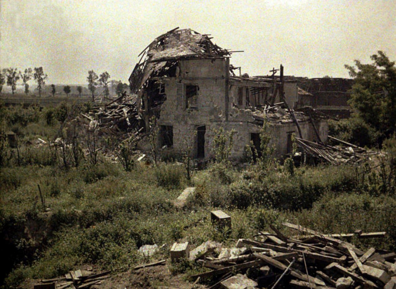 Boevre-gårdsbygningen i ruiner, Soissons, Aisne, Frankrike, 1917 (autokrom) av Fernand Cuville
