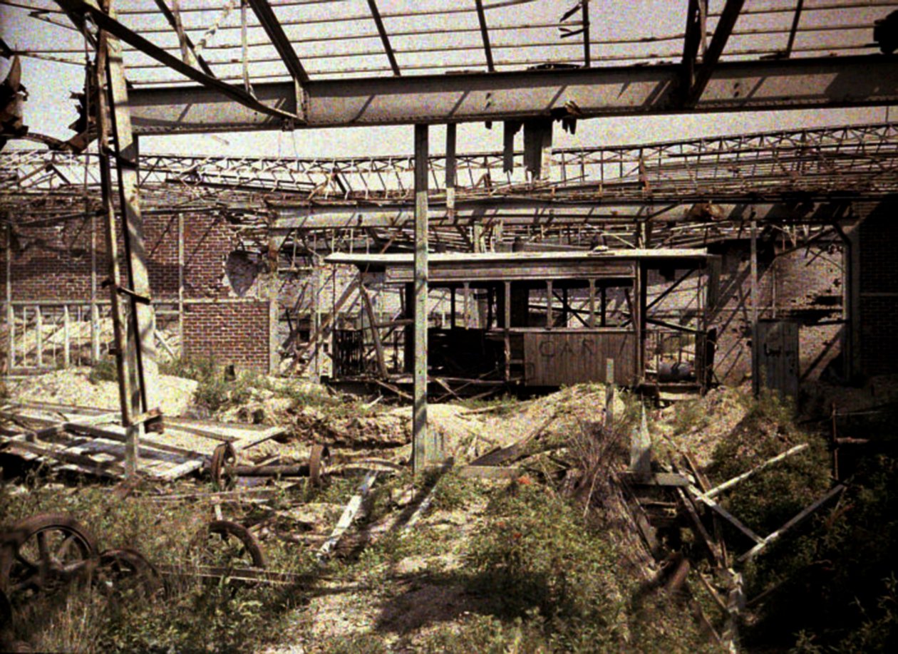 Den utbrente jernbane- og gatebilgården med noen få skadede kjøretøy og et lokomotiv, Soissons, Aisne, Frankrike, 1917 (autokrom) av Fernand Cuville