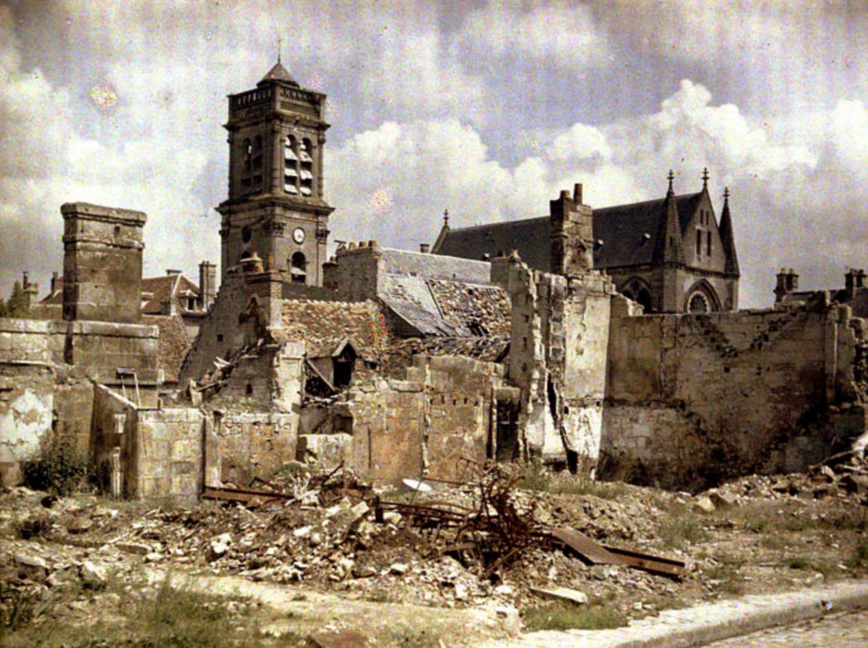 Kirken og ødelagte bygninger på Rue du Coq Lombard, Soissons, Aisne, Frankrike, 1917 (autokrom) av Fernand Cuville